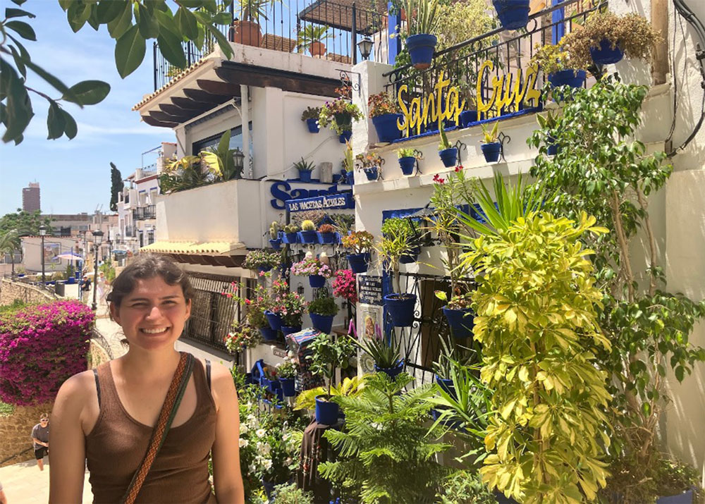 Viviana at la casa de las macetitas azules